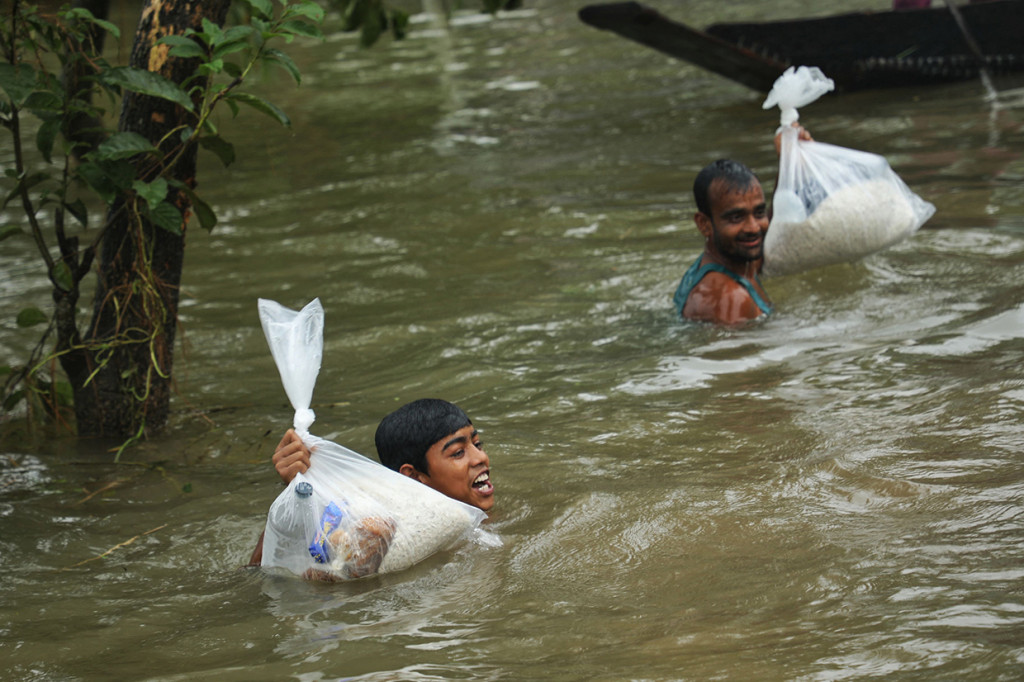 Sementara itu, di Bangladesh, badai monsun diketahui memicu banjir dahsyat yang menewaskan puluhan orang dan membuat jutaan orang lainnya terjebak. Pada Senin, 20 Juni 2022, waktu setempat, ketinggian banjir di distrik Sylhet secara bertahap surut, meskipun jutaan orang masih terjebak.