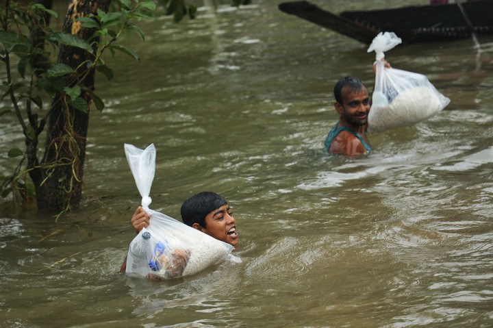 Sementara itu, di Bangladesh, badai monsun diketahui memicu banjir dahsyat yang menewaskan puluhan orang dan membuat jutaan orang lainnya terjebak. Pada Senin, 20 Juni 2022, waktu setempat, ketinggian banjir di distrik Sylhet secara bertahap surut, meskipun jutaan orang masih terjebak.