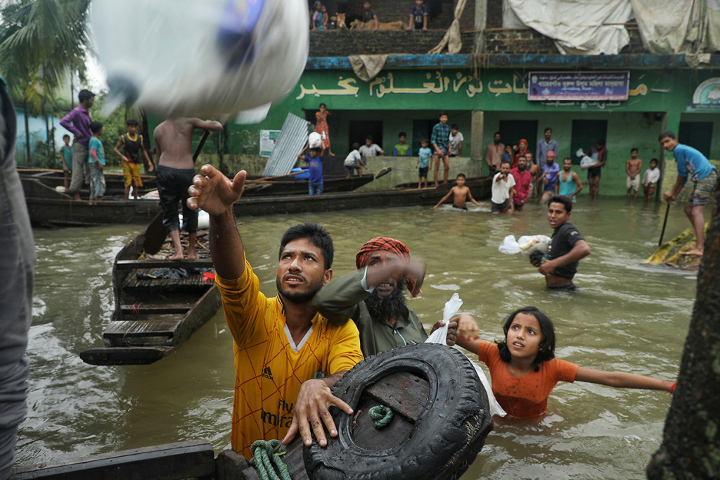 Banjir besar dan sambaran petir yang melanda wilayah India pada akhir pekan ini menyebabkan sedikitnya 26 orang tewas.