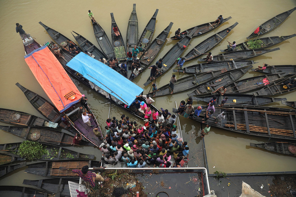 Sementara banjir di Bangladesh, yang bertetangga dengan India, dilaporkan mereda namun jutaan orang lainnya masih terjebak.