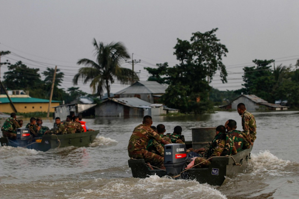 Evakuasi Ribuan Korban Banjir di Bangladesh-India
Jakarta: Pasukan Tentara dari India dikerahkan untuk mengevakuasi korban banjir di kawasan Timur Laut India dan Bangladesh, Minggu, 19 Juni 2022.