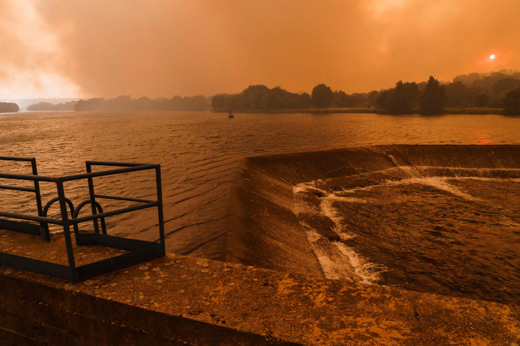 Sejauh ini, tidak ada laporan mengenai korban jiwa. Namun, api berhasil mencapai pinggiran beberapa desa di Zamora dan Navarra.