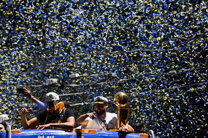 Para pemain Warriors larut dalam kegembiraan.