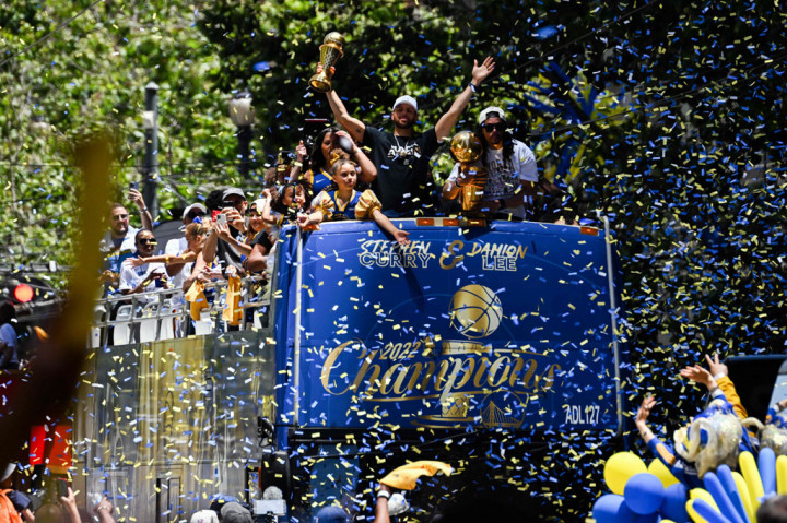 Puluhan ribu penggemar turun ke jalan-jalan di San Francisco pada Selasa, 21 Juni 2022, mengelu-elukan Golden State Warriors yang merayakan keberhasilan tim menjuarai NBA keempatnya dalam delapan musim terakhir dengan parade bus terbuka.