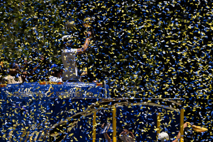 Puluhan ribu penggemar berpakaian biru dan emas berjajar di sepanjang Market Street di pusat kota San Francisco saat bus yang membawa pemain Warriors dan staf tim berjalan di sepanjang rute parade sepanjang 1,4 mil.