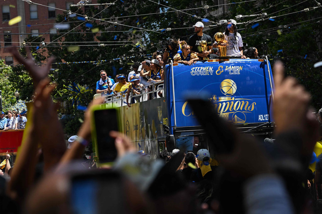Warriors meraih mahkota NBA ketujuh mereka pada hari Kamis setelah mengalahkan Boston Celtics pada game enam final untuk menutup kemenangan seri menjadi 4-2.