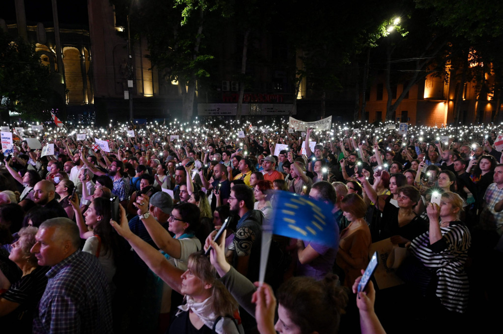 Dalam apa yang disebut sebagai unjuk rasa terbesar dalam beberapa dekade terakhir, sedikitnya 120.000 orang berpartisipasi dalam aksi bernama 'March for Europe' di Tbilisi ini. Angka itu merupakan perkiraan AFP yang didasarkan pada rekaman video yang diambil dari udara dengan drone.