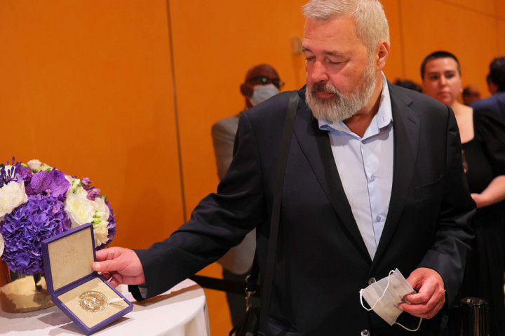 Dmitry Muratov, pemimpin redaksi surat kabar Rusia Novaya Gazeta, memperlihatkan medali Hadiah Nobel Perdamaian 2021 yang akan dilelang, di The Times Center, New York CitCity, Senin, 20 Juni 2022.