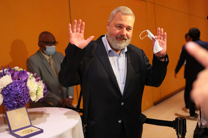 Salah satu pemenang Hadiah Nobel Perdamaian 2021 yang juga editor sebuah surat kabar independen Rusia, Dmitry Muratov, melelang medali-nya untuk membantu anak-anak yang terdampak perang di Ukraina.