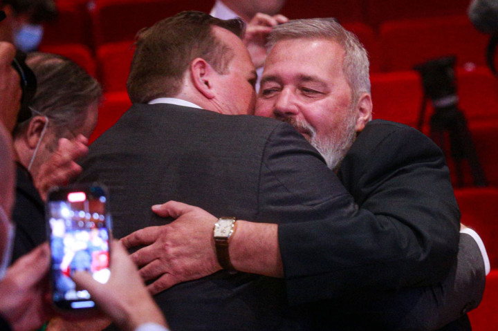 Dia mendedikasikan Hadiah Nobel-nya kepada enam jurnalis Novaya Gazeta yang telah terbunuh sejak 2000, termasuk Anna Politkovskaya, yang mengkritik perang Rusia di Chechnya dan ditemukan tewas pada 2006 di elevator gedung apartemennya di Moskow.