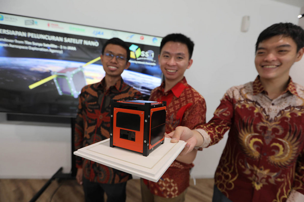 Ilmuwan muda Indonesia Muhammad Zulfa Dhiyaulhaq, Setra Yoman Prahyang dan Suhandinata menunjukkan satelit Nano dengan nama Surya Satelit 1 (SS-1) di Jakarta, Selasa, 21 Juni 2022.