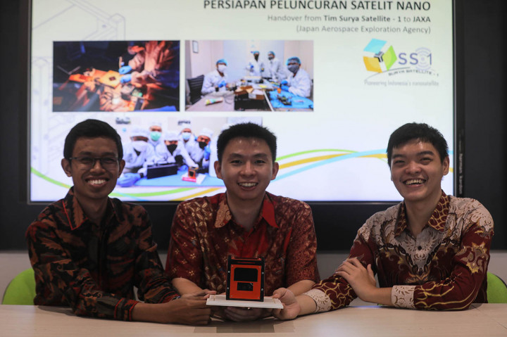 (Kiri-Kanan) Ilmuwan muda Indonesia Muhammad Zulfa Dhiyaulhaq, Setra Yoman Prahyang dan Suhandinata menunjukkan satelit Nano dengan nama Surya Satelit 1 (SS-1) di Jakarta, Selasa, 21 Juni 2022.