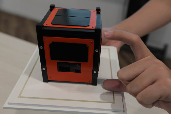 Satelit kecil pertama berbentuk kotak (Cubesat) berukuran 10 x 10 x 11,35 cm dan berat 1kg, karya inovatif anak bangsa ini merupakan kolaborasi multi-pihak antara Tim insinyur muda bersama PT. Pasifik Satelit Nusantara, Organisasi Amatir Radio Indonesia (ORARI), PT. Pudak Scientific, serta didukung penuh oleh Kementerian Komunikasi dan Informatika, Pusat Teknologi Satelit Lembaga Penerbangan dan Antariksa Nasional (Pusteksat LAPAN), dan Badan Riset dan Inovasi Nasional (BRIN). 