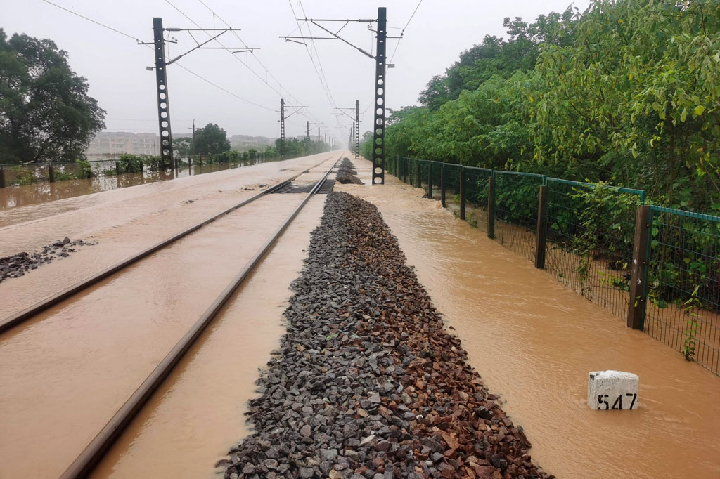 Curah hujan tertinggi dalam beberapa dekade telah memicu banjir dan tanah longsor di Tiongkok bagian selatan, memaksa evakuasi ratusan ribu warga.