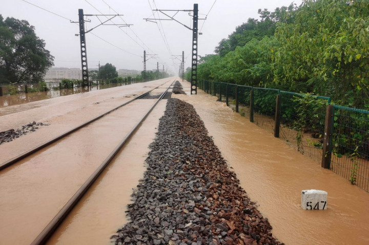 Curah hujan tertinggi dalam beberapa dekade telah memicu banjir dan tanah longsor di Tiongkok bagian selatan, memaksa evakuasi ratusan ribu warga.