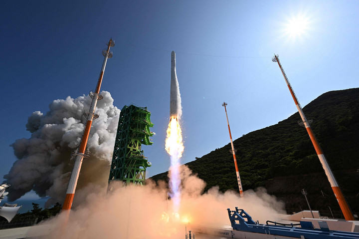 Ini menjadi uji coba kedua setelah delapan bulan lalu Korsel mengalami kegagalan dalam uji coba pertama untuk menempatkan satelit tiruan di orbit.