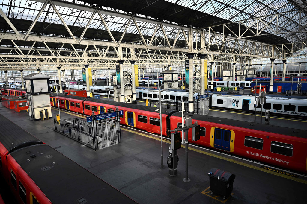 Peron dan kereta kosong digambarkan di Stasiun Waterloo di London pada 21 Juni 2022, setelah pemogokan kereta api terbesar dalam lebih dari 30 tahun melanda Inggris.