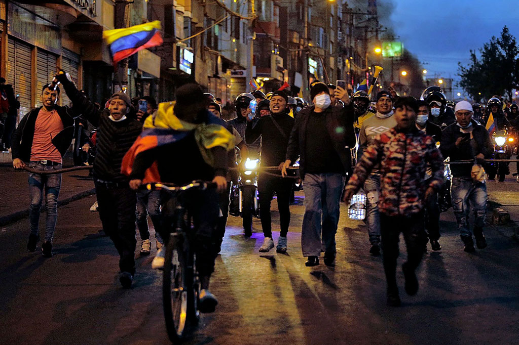 Di antara 10 tuntutan itu, mereka meminta pemerintah untuk menurunkan harga BBM, mencegah perluasan industri minyak dan tambang, dan memberi tempo lebih lama bagi petani kecil dan menengah untuk melunasi pinjamannya.