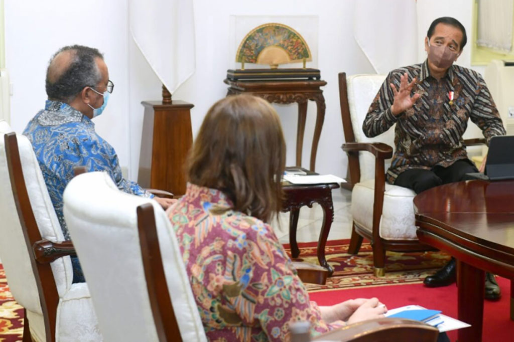 Terkait vaksinasi covid-19 juga dibicarakan dalam pertemuan tersebut, dimana Menlu mengungkapkan bahwa Dirjen WHO memuji tingkat pencapaian vaksinasi covid-19 Indonesia dibandingkan negara-negara lain.