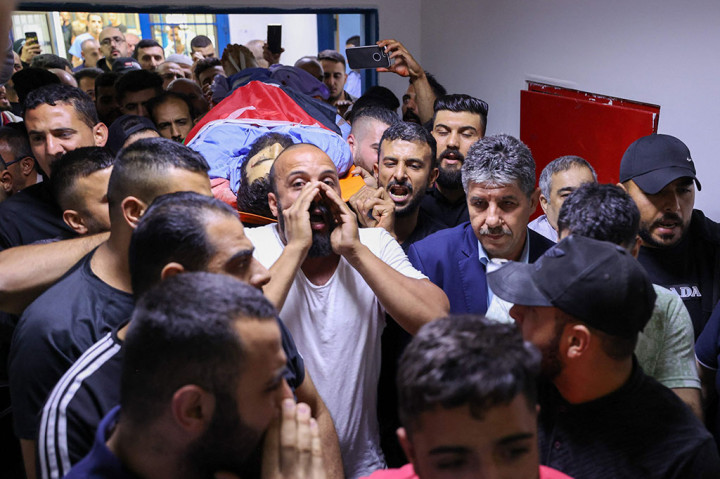 Saksi mata Palestina mengatakan Harb tengah mengerjakan tanahnya di dekat pemukiman Yahudi ketika sekelompok pemukim menyerangnya.