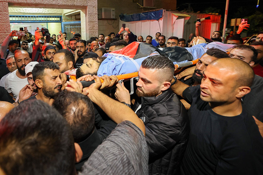 Para saksi mata mengatakan penjaga keamanan dari pemukiman kemudian menembaki warga Palestina yang berusaha mencapai tempat kejadian.