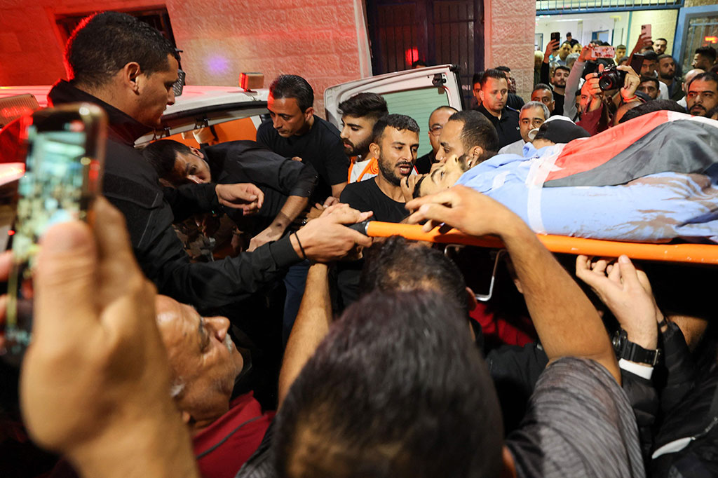 Polisi Israel mengatakan insiden itu sedang diselidiki, dan bahwa identitas penyerang masih belum jelas.