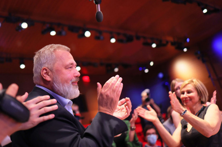 Salah satu pemenang Hadiah Nobel Perdamaian 2021 yang juga editor sebuah surat kabar independen Rusia, Dmitry Muratov, melelang medali-nya untuk membantu anak-anak yang terdampak perang di Ukraina.