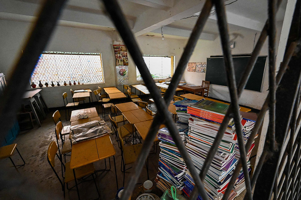 Negara berpenduduk 22 juta orang itu berada dalam cengkeraman krisis ekonomi terburuknya, setelah kehabisan devisa untuk membiayai, bahkan impor yang paling penting termasuk makanan, bahan bakar, dan obat-obatan.