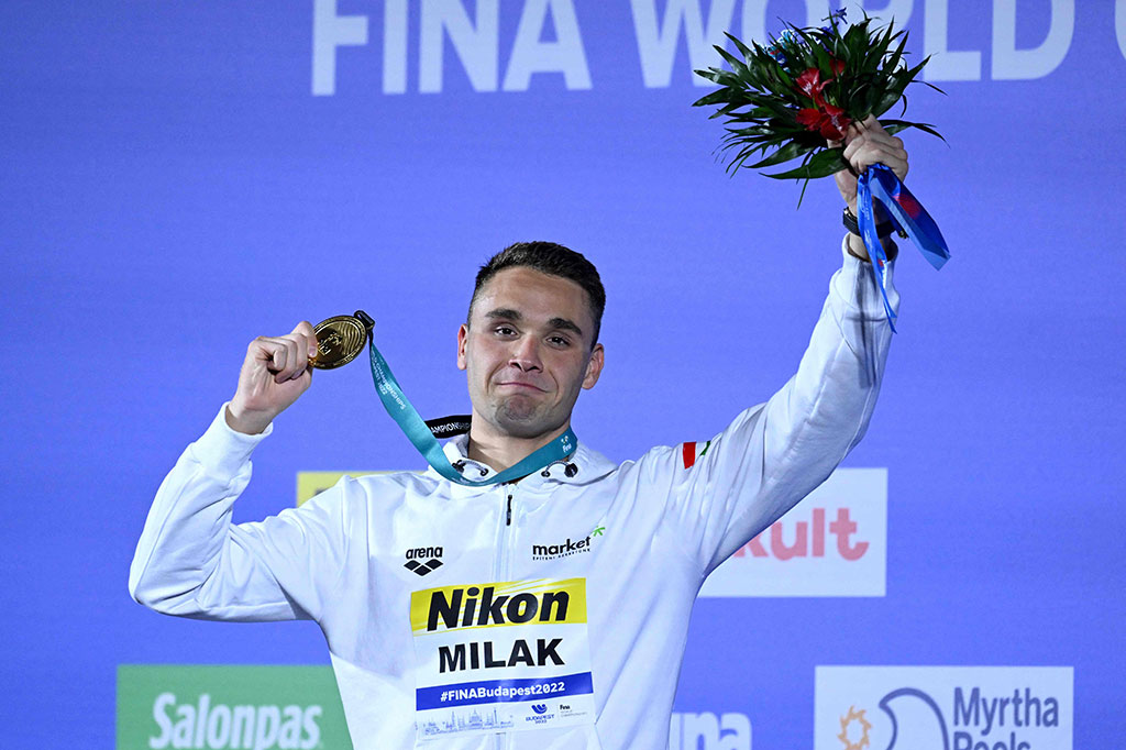  Atlet renang tuan rumah Kristof Milak memecahkan rekor dunia yang ia pegang sebelumnya saat memenangi nomor 200m gaya kupu-kupu putra dengan catatan 1:50,34 di Kejuaraan Dunia FINA di Budapest, Hungaria, Selasa, 21 Juni 2022.