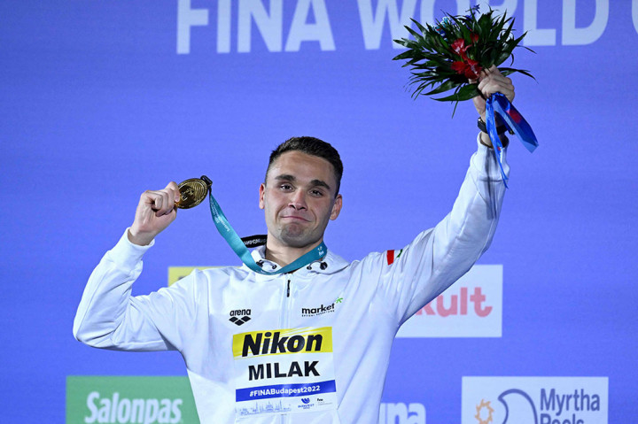  Atlet renang tuan rumah Kristof Milak memecahkan rekor dunia yang ia pegang sebelumnya saat memenangi nomor 200m gaya kupu-kupu putra dengan catatan 1:50,34 di Kejuaraan Dunia FINA di Budapest, Hungaria, Selasa, 21 Juni 2022.