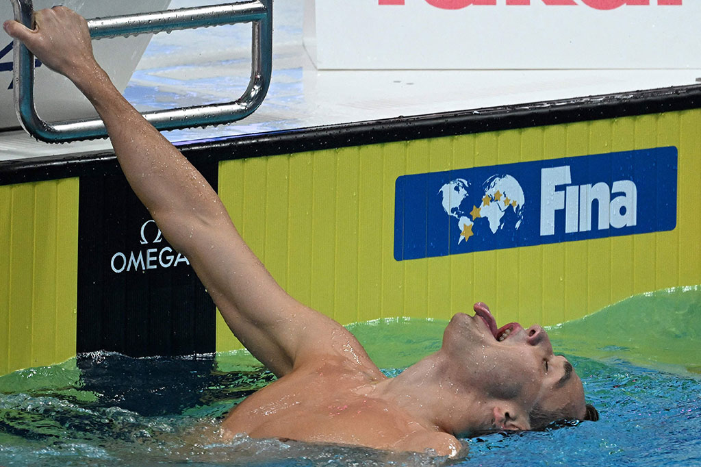 Selebrasi perenang Hungaria, Kristof Milak setelah meraih emas di final 200m gaya kupu-kupu putra pada Kejuaraan Dunia Akuatik Budapest 2022 di Duna Arena, Budapest pada Selasa, 21 Juni 2022. 