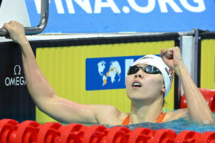 Yang Junxuan meraih emas 200m gaya bebas putri untuk Tiongkok dengan catatan 1:54,92 mengalahkan perenang 18 tahun berbakat asal Australia Mollie O'Callaghan, yang berhak atas perak 0,3 detik berselang.