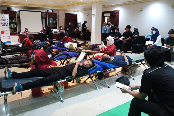 Karyawan Media Group mengikuti aksi donor darah di kantor Media Indonesia, Jakarta Barat, Rabu, 22 Juni 2022.