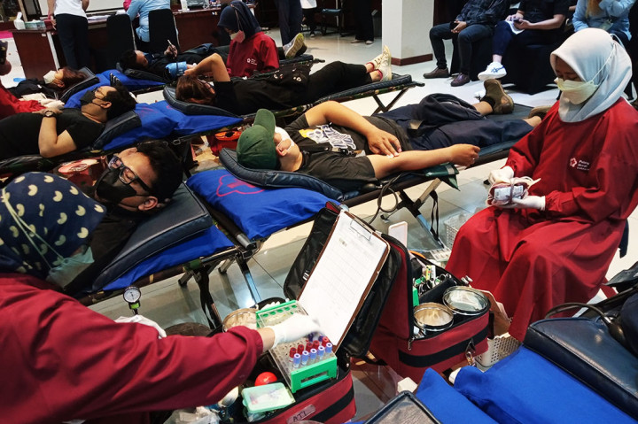 Pada pukul 09.00 WIB, para peserta donor darah datang untuk registrasi Online melalui aplikasi Sidoni. Pihak panitia juga menyediakan sarapan bubur kacang hijau, telur rebus, dan teh hangat untuk para peserta donor.