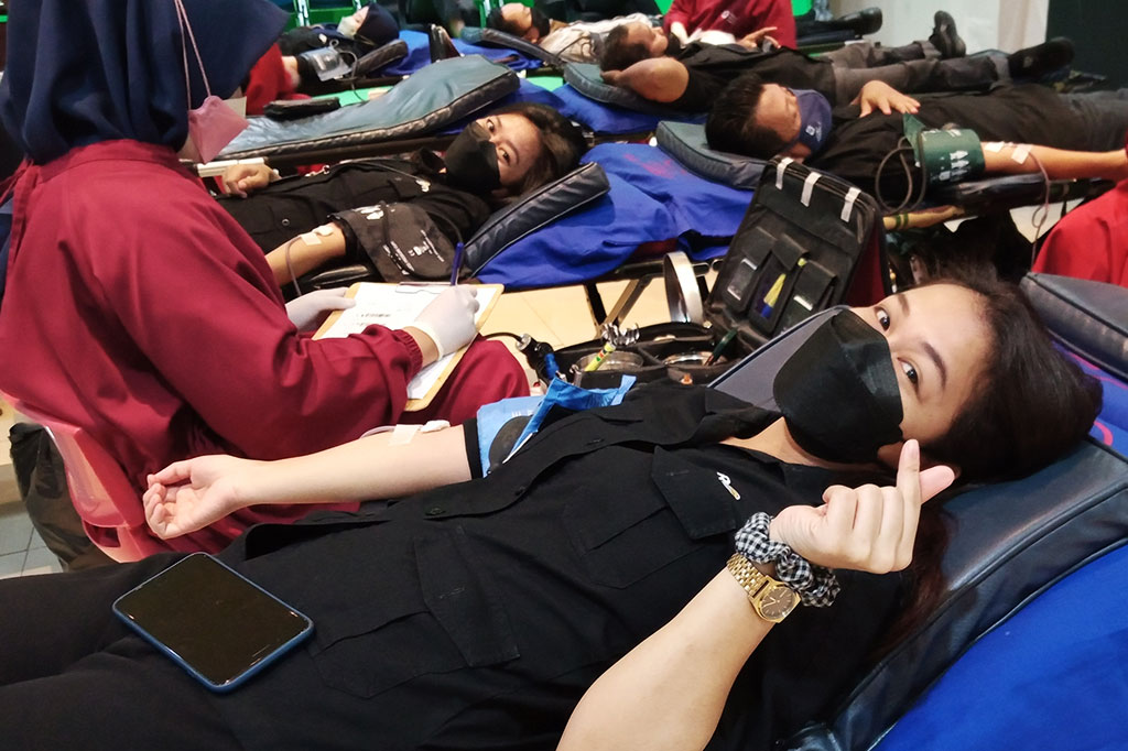 Setelah melakukan registrasi, petugas donor memanggil nama peserta sesuai dengan yang sudah terdaftar. Para peserta akan diperiksa tensi dan kadar HB, dan kemudian melakukan donor darah.