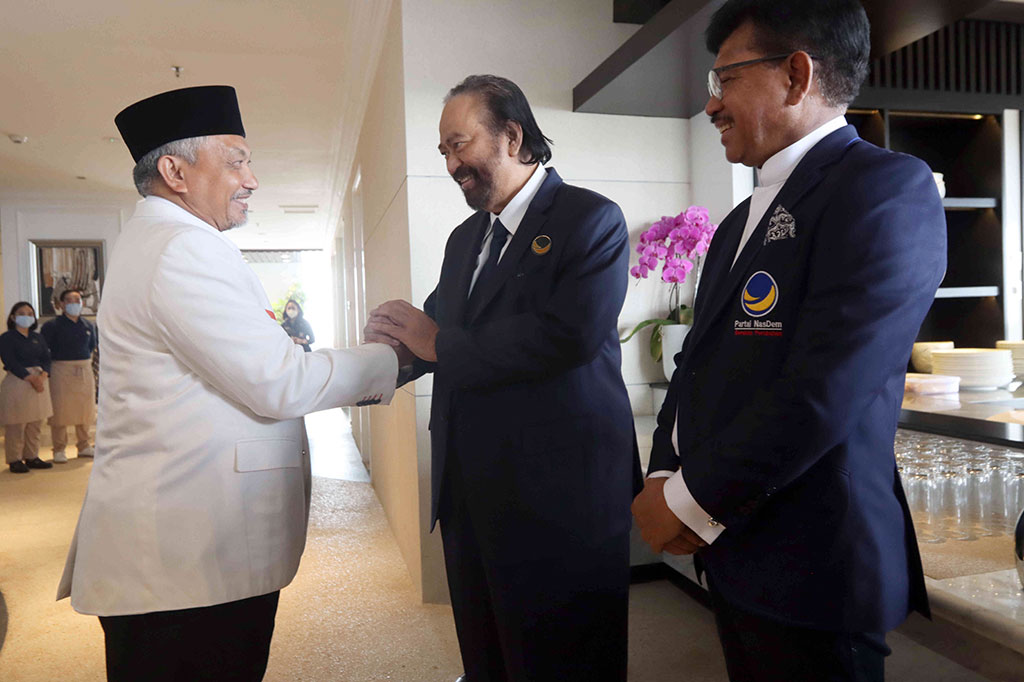 Ketua Umum Partai NasDem Surya Paloh menyambut kedatangan Presiden Partai Keadilan Sejahtera (PKS) Ahmad Syaikhu di NasDem Tower, Gondangdia, Jakarta, Rabu, 22 Juni 2022.