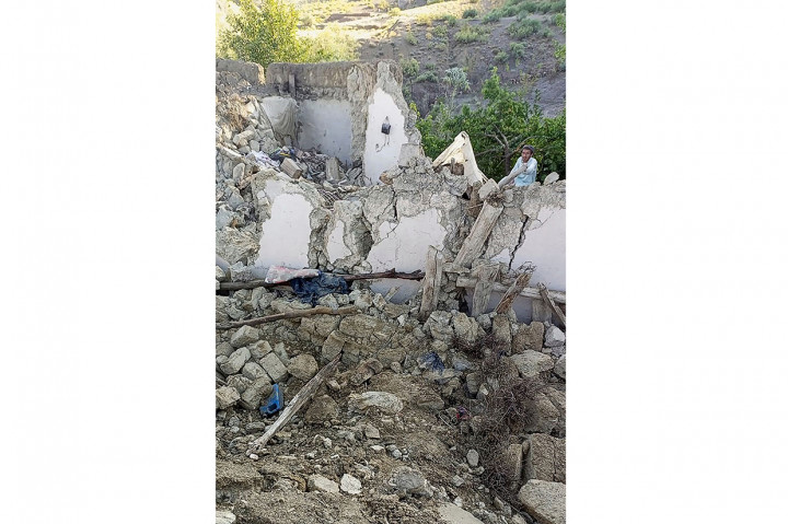 Selain korban jiwa, guncangan juga menyebabkan sejumlah bangunan roboh.