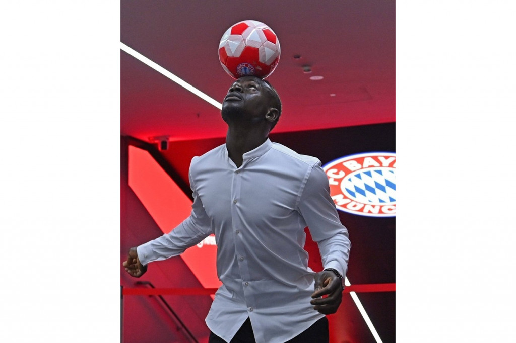 Mane dilaporkan ditebus Bayern seharga 27,4 juta Pound, dengan klausul bonus yang bisa mencapai 7,7 juta Pound jika berhasil memenuhi jumlah penampilan tertentu serta meraih gelar di level klub dan juga individu.