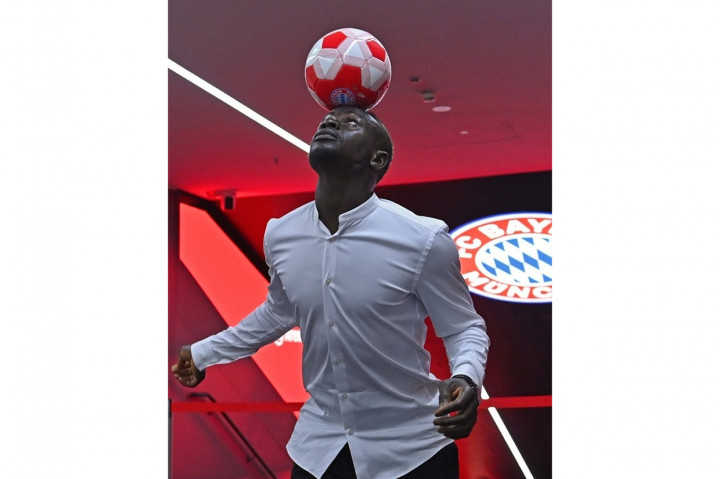 Mane dilaporkan ditebus Bayern seharga 27,4 juta Pound, dengan klausul bonus yang bisa mencapai 7,7 juta Pound jika berhasil memenuhi jumlah penampilan tertentu serta meraih gelar di level klub dan juga individu.