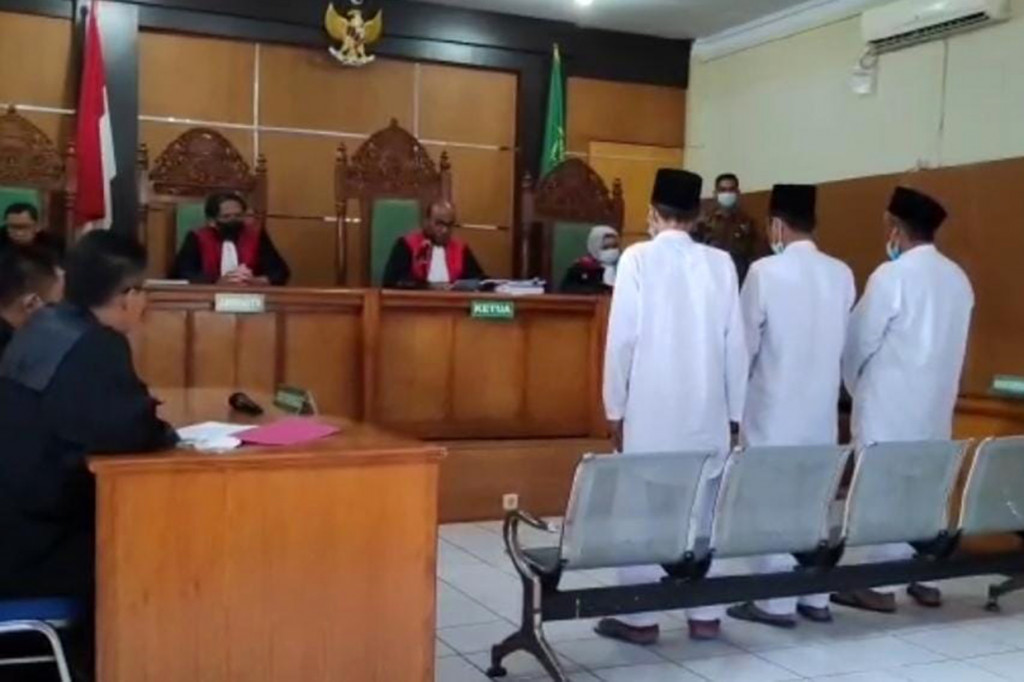 Tiga Jenderal Negara Islam Indonesia (NII) divonis hukuman 1,5 tahun hingga 4,5 tahun penjara oleh Hakim Pengadilan Negeri Garut, Kamis, 23 Juni 2022. Ketiganya terbukti menghina lambang negara.
