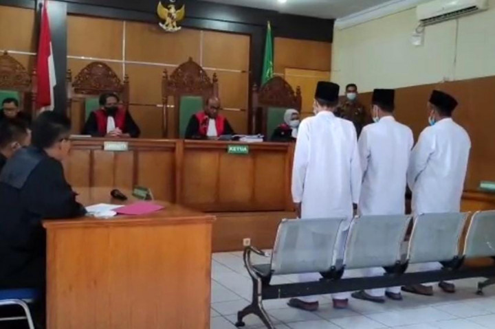 Tiga Jenderal Negara Islam Indonesia (NII) divonis hukuman 1,5 tahun hingga 4,5 tahun penjara oleh Hakim Pengadilan Negeri Garut, Kamis, 23 Juni 2022. Ketiganya terbukti menghina lambang negara.