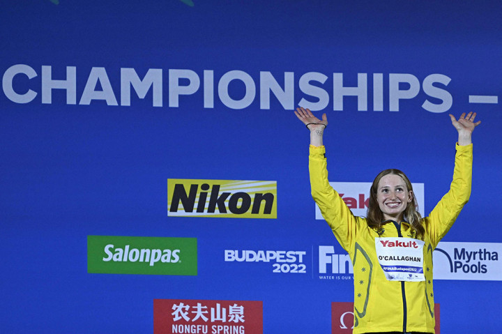 Peraih medali emas Mollie OCallaghan dari Australia melambai di podium setelah final gaya bebas 100m putri selama Kejuaraan Akuatik Dunia Budapest 2022 di Duna Arena di Budapest pada 23 Juni 2022. 