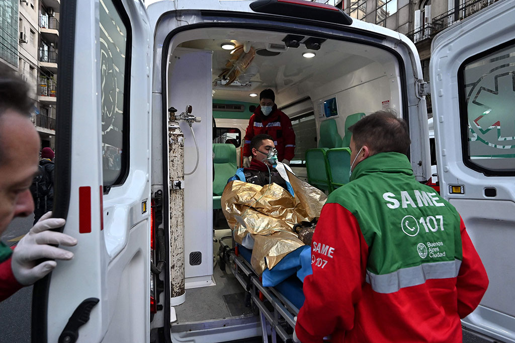 Seorang kerabat laki-laki, berusia 52 tahun, berada dalam kondisi serius di rumah sakit. Dia termasuk di antara 35 orang yang menerima perawatan untuk berbagai cedera. 