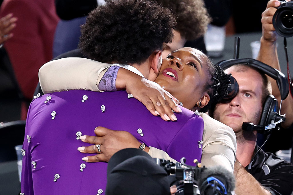 Paolo Banchero memeluk ibunya Rhonda setelah direkrut secara permanen oleh Orlando Magic selama NBA Draft 2022 di Barclays Center, New York City, Jumat, 24 Juni 2022 WIB.