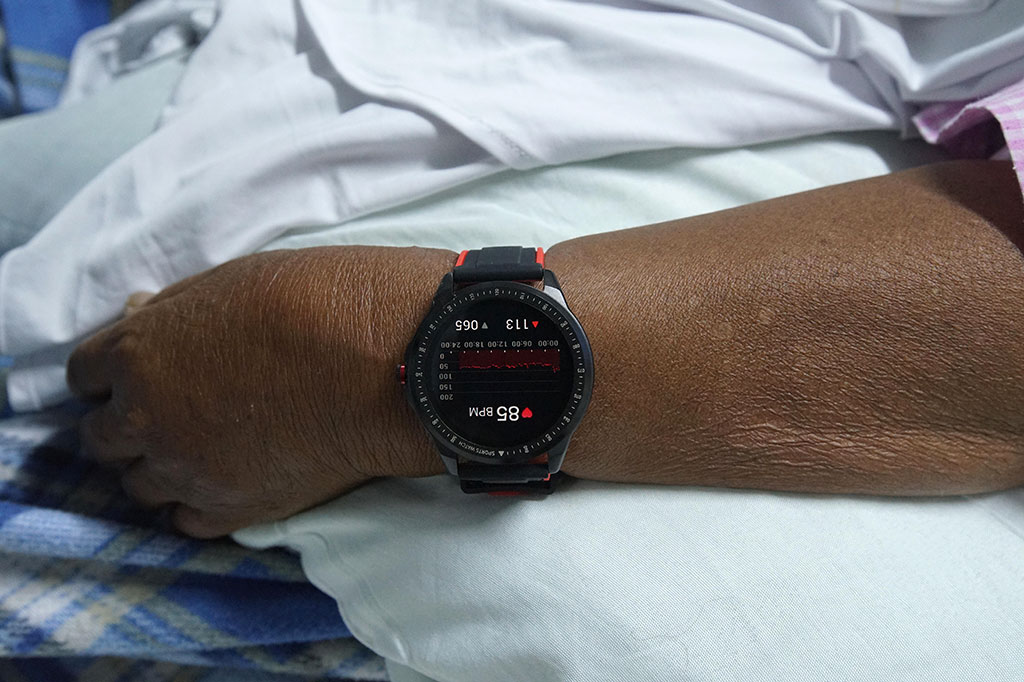 Pasien jemaah calon haji dengan risiko tinggi (risti) mengenakan jam pintar yang akan memantau kondisi pasien di Klinik Kesehatan Haji Indonesia (KKHI), Madinah, Arab Saudi, Kamis, 23 Juni 2022. 