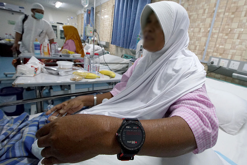 Jam pintar tersebut terhubung dengan aplikasi TeleJemaah pada ponsel pintar milik jemaah haji serta berisi data kondisi kesehatan jemaah haji yang didapat melalui infra merah. 