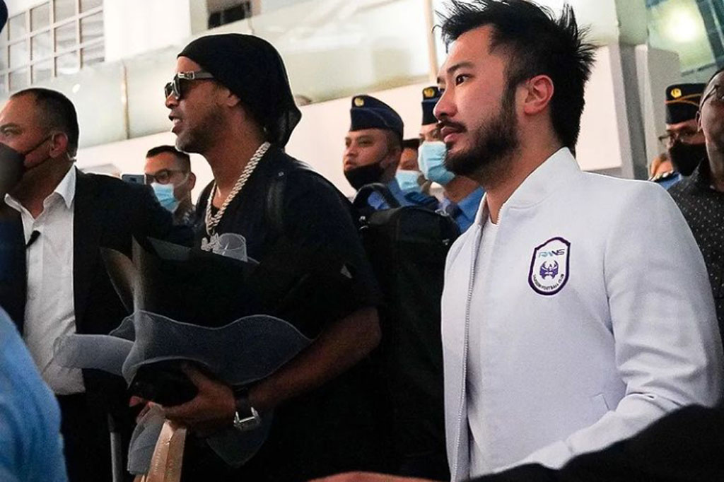 Pesepakbola legendaris asal Brasil, Ronaldinho telah tiba di Indonesia, Jumat, 24 Juni 2022, untuk menghadiri sejumlah acara termasuk peluncuran jersey anyar RANS Nusantara FC guna mengarungi Liga 1 Indonesia 2022/2023.