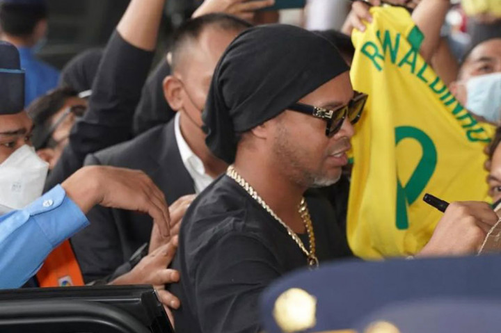 Ronaldinho disambut oleh Raffi Ahmad dan Rudy Salim. Setelah berbincang beberapa saat, petinggi RANS Nusantara FC tersebut langsung mengantar Ronaldinho menggunakan mobil.