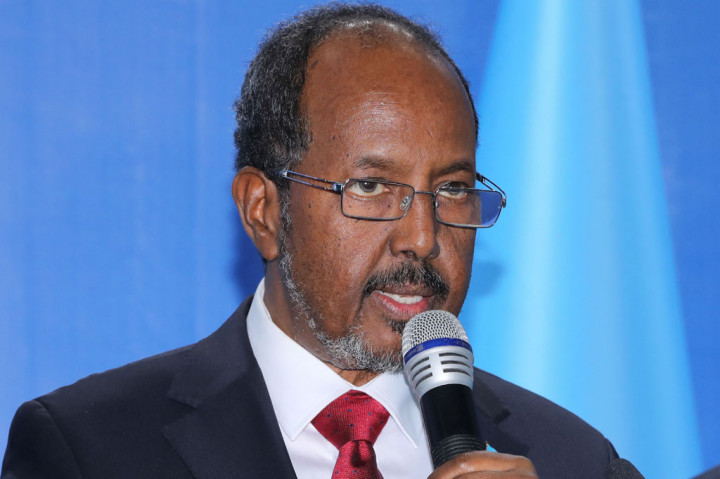 Presiden baru Somalia Hassan Sheikh Mohamud mengatakan pada hari Jumat bahwa dia mengisolasi diri setelah dites positif Covid-19, tak lama setelah kembali dari perjalanan ke Uni Emirat Arab.