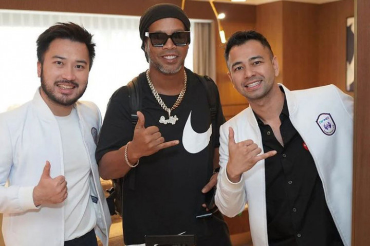 Pesepakbola legendaris asal Brasil, Ronaldinho telah tiba di Indonesia, Jumat, 24 Juni 2022, untuk menghadiri sejumlah acara termasuk peluncuran jersey anyar RANS Nusantara FC guna mengarungi Liga 1 Indonesia 2022/2023.